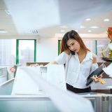 オノマトペ【ドタバタ】の英語。2つの表現Clattering noisily/Busyを紹介