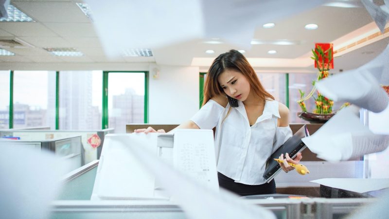 オノマトペ【ドタバタ】の英語。2つの表現Clattering noisily/Busyを紹介