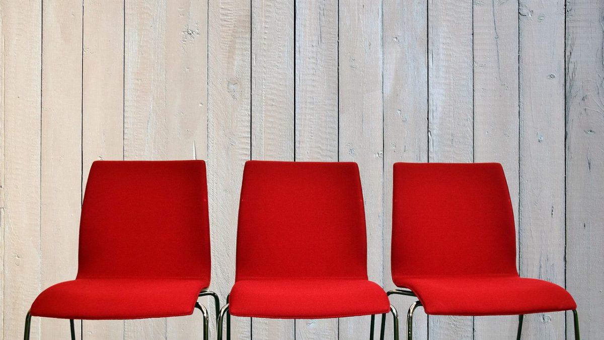 「席を譲る」を英語で何て言う？日常生活やビジネスで使えるおすすめ表現