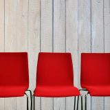 「席を譲る」を英語で何て言う？日常生活やビジネスで使えるおすすめ表現