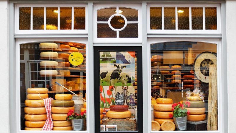チーズ専門店店員の仕事を英語で説明！チーズの種類や食べ方をわかりやすく紹介