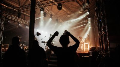 オノマトペ【ゾクゾク】の英語。Shivering with excitement/fearを紹介