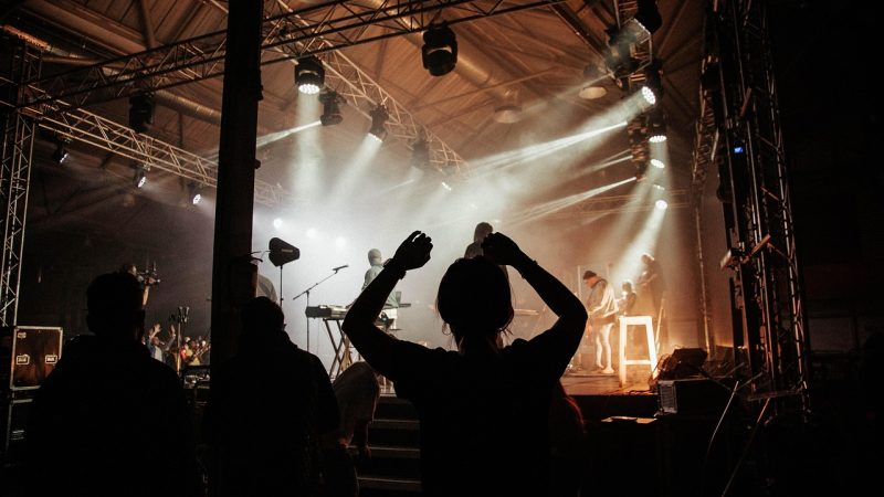 オノマトペ【ゾクゾク】の英語。Shivering with excitement/fearを紹介