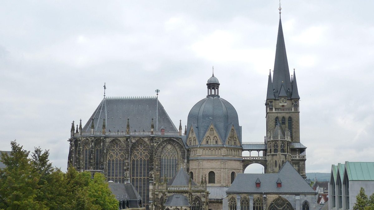ドイツ初の世界遺産「アーヘン大聖堂」とは？歴史や見どころを英語で紹介