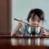 オノマトペ【チビチビ】の英語とは？Sipping little by littleを紹介