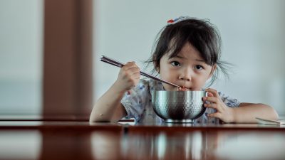 オノマトペ【チビチビ】の英語とは？Sipping little by littleを紹介