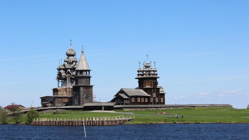 ロシアの世界遺産「キジ島の木造教会」とは？湖に浮かぶ木造博物館を英語で紹介