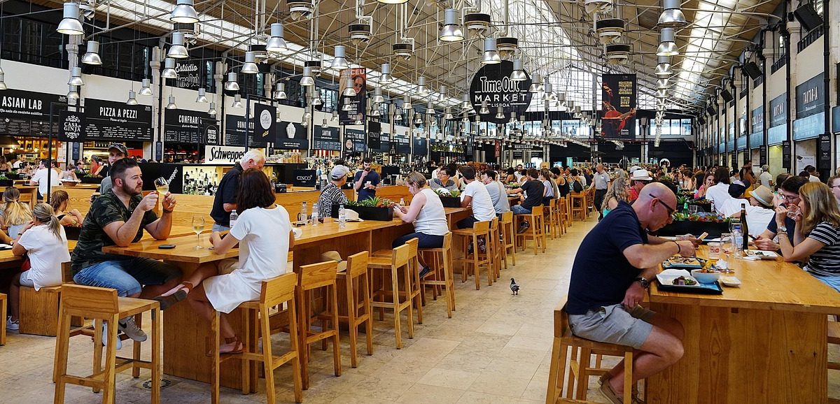 オノマトペ【ワイワイ】の英語。2つの表現Cheerful/Lively noiseを紹介