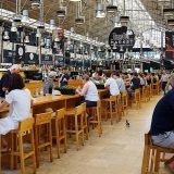 オノマトペ【ワイワイ】の英語。2つの表現Cheerful/Lively noiseを紹介