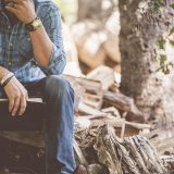 「貧乏ゆすり」は英語でなんて言う？海外での「貧乏ゆすり」への認識なども解説