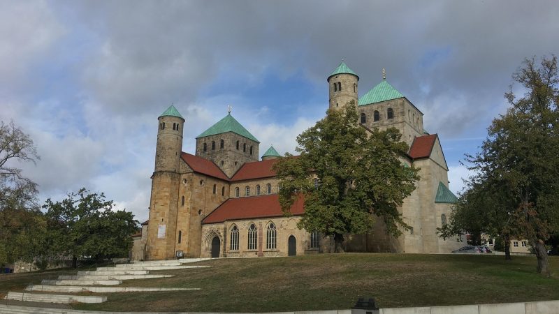 ドイツの世界遺産「ヒルデスハイムの聖マリア大聖堂と聖ミカエル教会」を英語で。千年のバラとロマネスク建築も