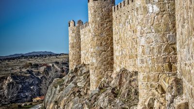 スペインの世界遺産「アビラ旧市街と市壁外の教会群」とは？城壁と聖女のまちを英語で旅しよう！