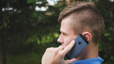 オノマトペ【ネチネチ】の英語。Persistently annoying/Stickyを紹介