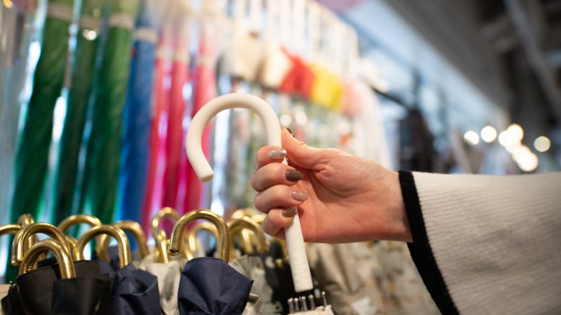 傘売り場店員｜機能説明から天候に合った提案まで！お役立ち英単語とロールプレイング
