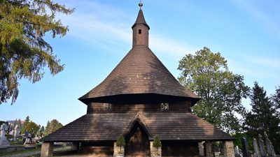 木のぬくもりと歴史を感じる世界遺産「カルパチア山地のスロバキア地域の木造教会群」を英語で紹介 