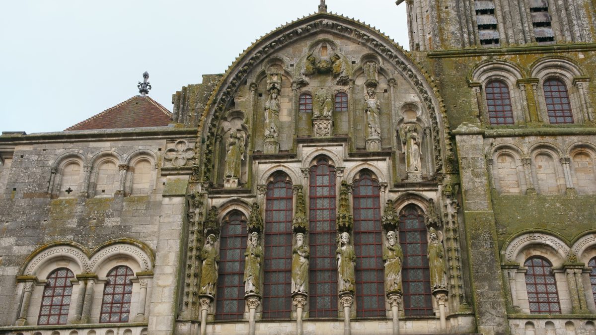 フランスの世界遺産「ヴェズレーの教会と丘」とは？マグダラのマリアの聖地を英語で巡る