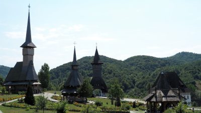 世界遺産「マラムレシュ地方の木造教会群」とは？ルーマニアの木の宝物を英語で巡る