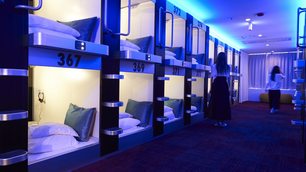 日本のカプセルホテルスタッフを英語で説明！接客で使えるフレーズ＆職種別業務解説