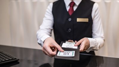 漫画喫茶（ネットカフェ）店員の仕事を英語で説明！業務内容や日本の漫画喫茶文化をわかりやすく紹介