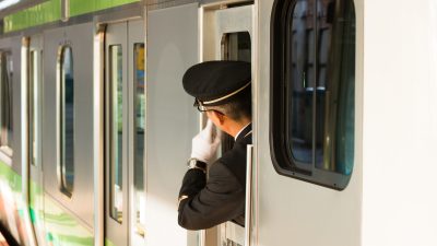日本の「鉄道駅員」を英語で説明！役割や必要なスキルも紹介！