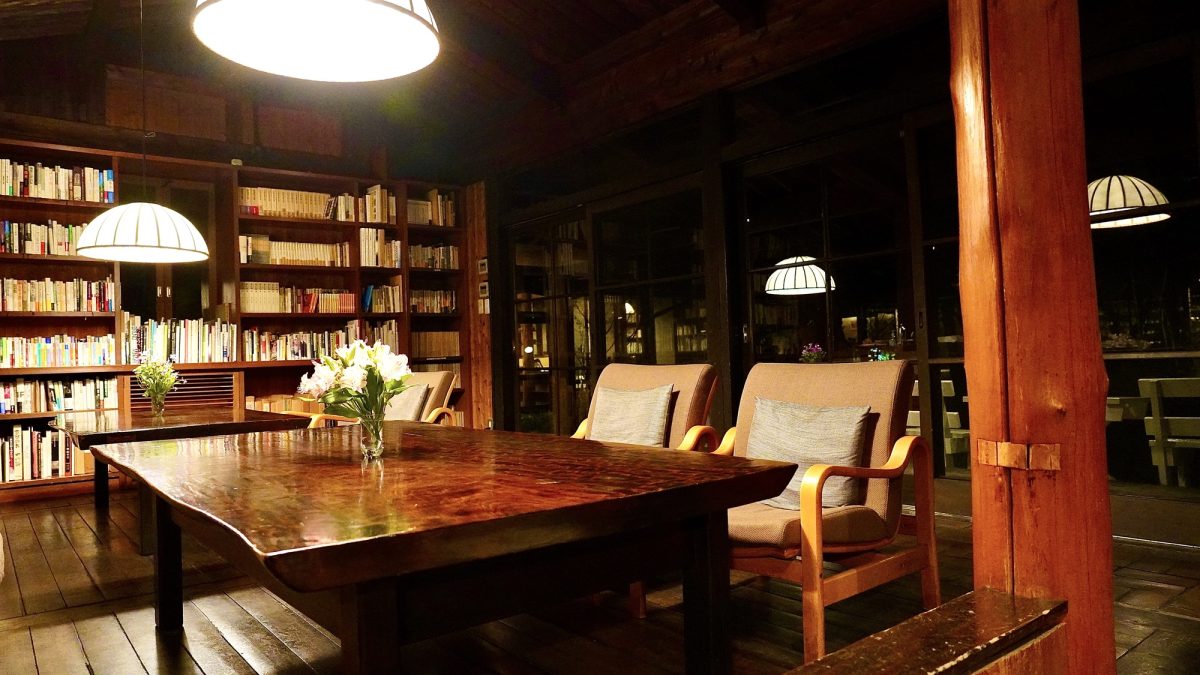 日本のブックホテルスタッフを英語で説明｜読書好きに人気の宿泊スタイルを紹介