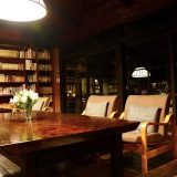 日本のブックホテルスタッフを英語で説明｜読書好きに人気の宿泊スタイルを紹介