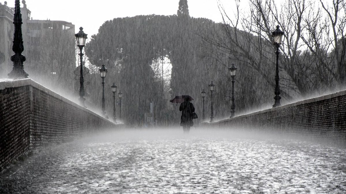 オノマトペ【ザーザー】の英語とは？どしゃぶりを表現するPouring rainを例文で紹介