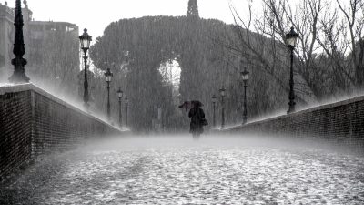 オノマトペ【ザーザー】の英語とは？どしゃぶりを表現するPouring rainを例文で紹介