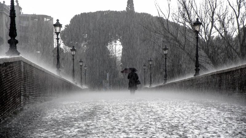 オノマトペ【ザーザー】の英語とは？どしゃぶりを表現するPouring rainを例文で紹介