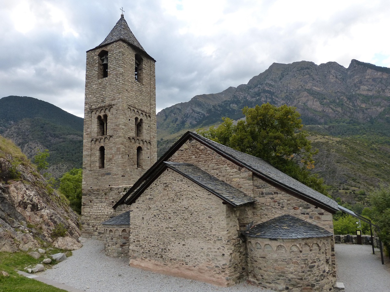 バル・デ・ボイのカタルーニャ風ロマネスク様式聖堂群とは？