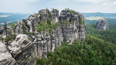 オノマトペ【デコボコ】の英語。2つの表現Uneven/Bumpyを例文で紹介