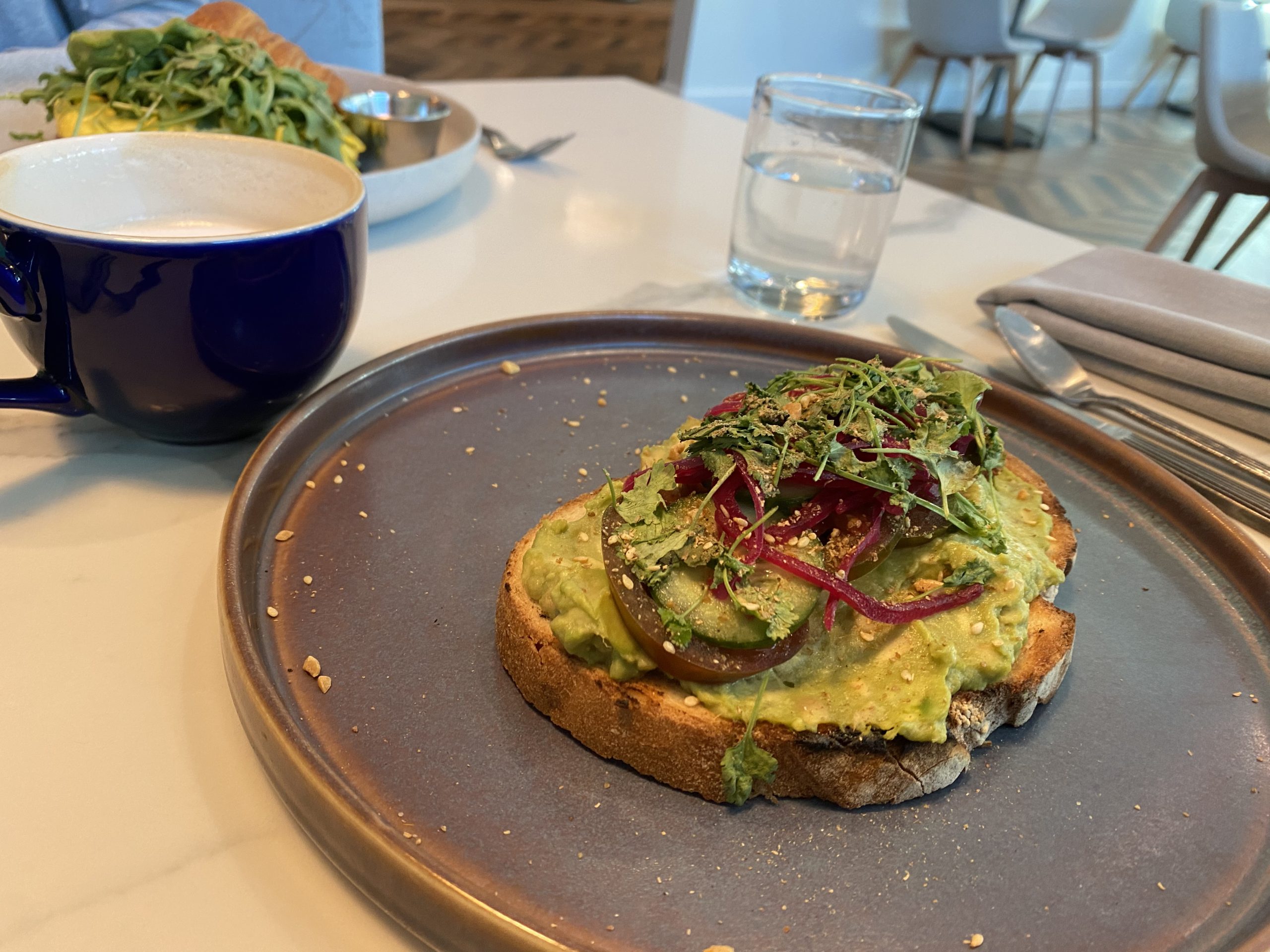 アメリカのセレブが火付け役のアボカドトースト