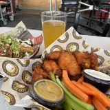 アメリカのスポーツ観戦に必須の「バッファローチキン」。その歴史やレシピ、英語でのオーダー方法を紹介