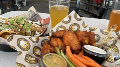 アメリカのスポーツ観戦に必須の「バッファローチキン」。その歴史やレシピ、英語でのオーダー方法を紹介