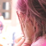 オノマトペ【シクシク】の英語とは？静かに泣く様子はSob sob？英語表現を例文で紹介