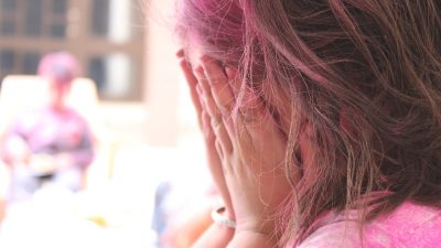 オノマトペ【シクシク】の英語とは？静かに泣く様子はSob sob？英語表現を例文で紹介