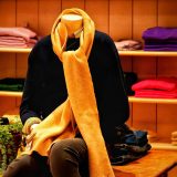 スカーフ売り場店員の仕事を英語で説明！業務内容や日本のスカーフ文化をわかりやすく紹介