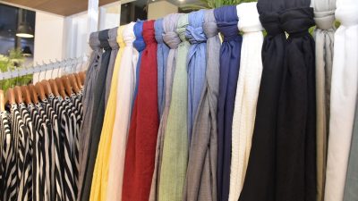 スカーフ売り場店員｜柄や素材の説明からギフトの案内まで！お役立ち英単語とロールプレイング