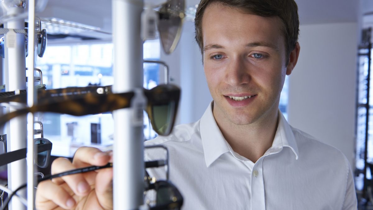 サングラス売り場店員｜紫外線カット説明からファッション提案まで！お役立ち英単語とロールプレイング