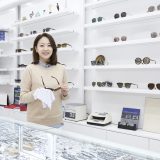 サングラス売り場店員の仕事を英語で説明！業務内容や日本のサングラス文化をわかりやすく紹介