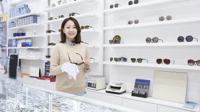 サングラス売り場店員の仕事を英語で説明！業務内容や日本のサングラス文化をわかりやすく紹介