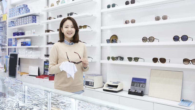 サングラス売り場店員の仕事を英語で説明！業務内容や日本のサングラス文化をわかりやすく紹介