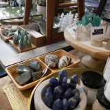 天然石・パワーストーン売り場店員の仕事を英語で説明！業務内容や日本の天然石文化をわかりやすく紹介