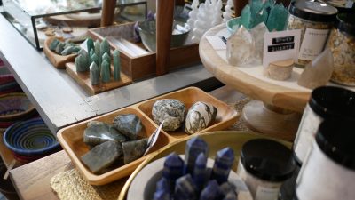 天然石・パワーストーン売り場店員の仕事を英語で説明！業務内容や日本の天然石文化をわかりやすく紹介