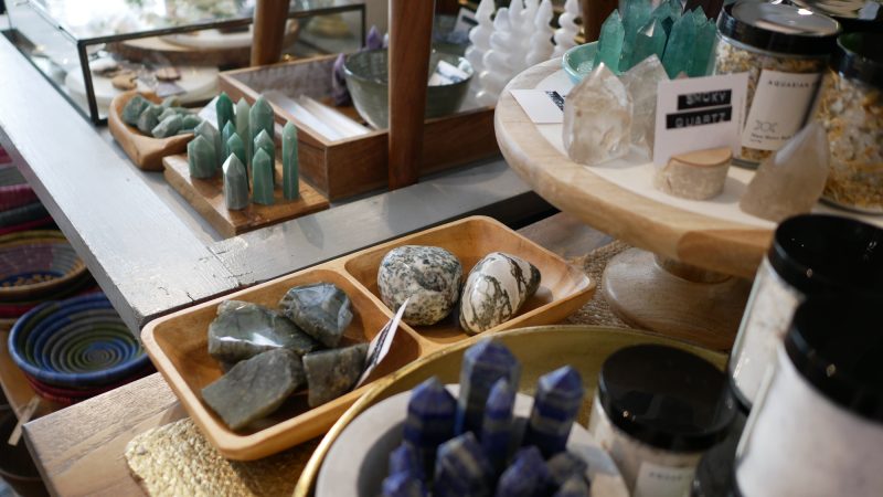 天然石・パワーストーン売り場店員の仕事を英語で説明！業務内容や日本の天然石文化をわかりやすく紹介