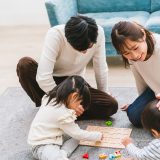 【2025年トレンド】保育士が見る「英語が自然と身につく」家庭の特徴は？診断チェック付！