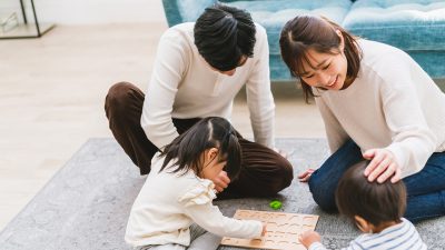 【2025年トレンド】保育士が見る「英語が自然と身につく」家庭の特徴は？診断チェック付！