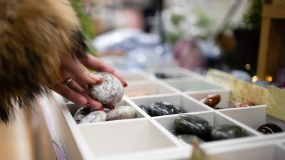 天然石・パワーストーン売り場店員｜石の意味からギフト提案まで！お役立ち英単語とロールプレイング