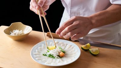 フグ料理専門店店員の仕事を英語で説明！安全な食べ方や日本のフグ文化をわかりやすく紹介