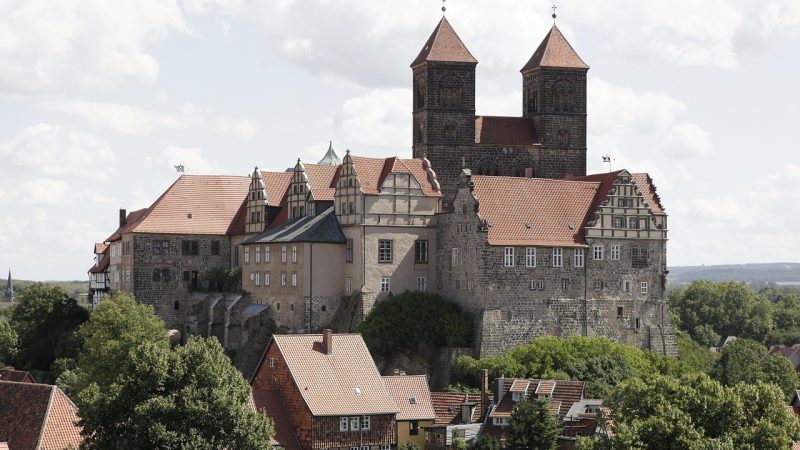 ドイツの世界遺産「クヴェートリンブルクの聖堂参事会教会、城と旧市街」を英語で。木組みの街を巡る